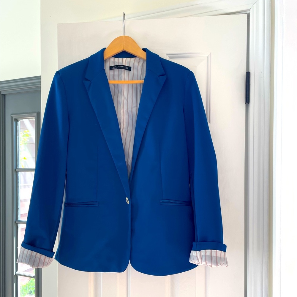 Trendy blue blazer with fashionable inner lining.